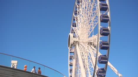 Menschen-Stehen-Neben-Einem-Riesenrad