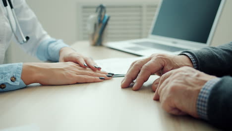 un médico consolando a un paciente de edad avanzada