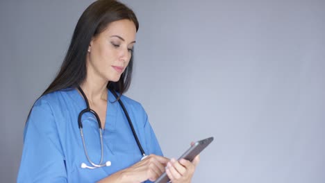una mujer joven y reflexiva, doctora en uniforme.