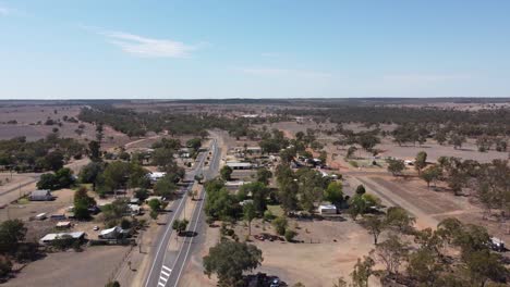 Vista-Aérea-De-Una-Pequeña-Ciudad-Rural-En-El-Interior-De-Australia.