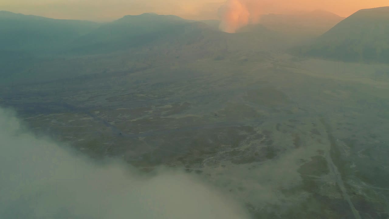 monte bromo una vista aérea de 360 cubierta de niebla en la hora dorada, indonesia