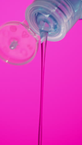 desinfectante para manos que se vierte de la botella
