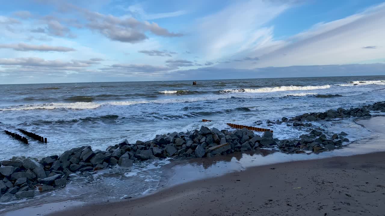 폴란드 mielno 해변의 바위 해안에 부서지는 파도