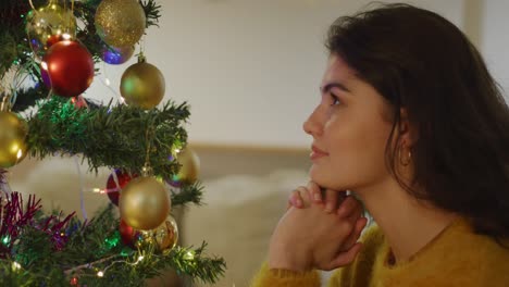mujer joven en casa en navidad