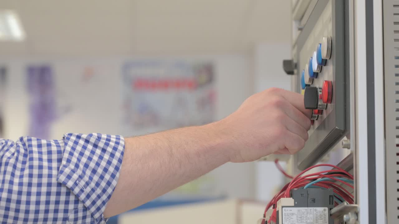 interruptores eléctricos accionados manualmente en el panel de control para la gestión de la energía industrial