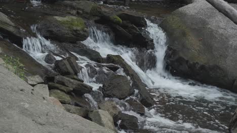 Water-flowing-over-large-stones,-Wissahickon-Creek,-Philadelphia