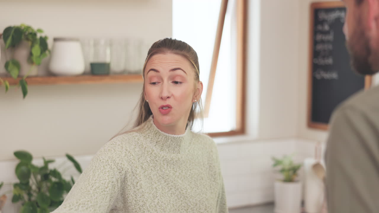 enojado, mujer y pelear con el compañero en casa