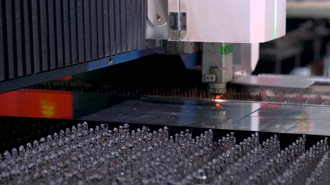 Primo piano di una macchina da taglio al plasma CNC industriale che produce acciaio durante il processo di fabbricazione