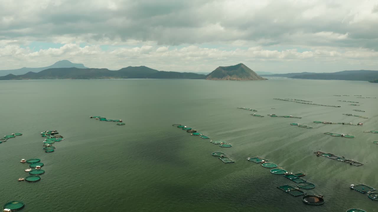 el volcán taal en el lago tagaytay, filipinas