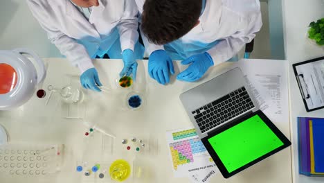 científicos que trabajan en un laboratorio