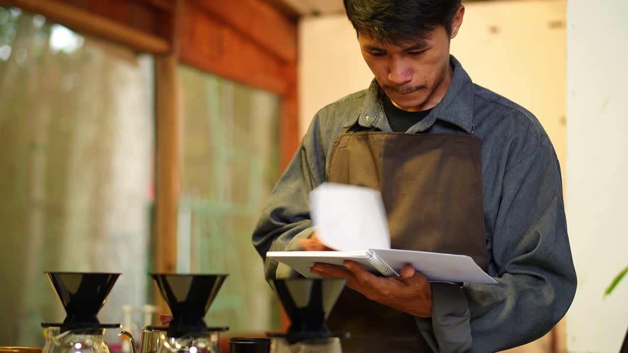 Uomo che fa il caffè
