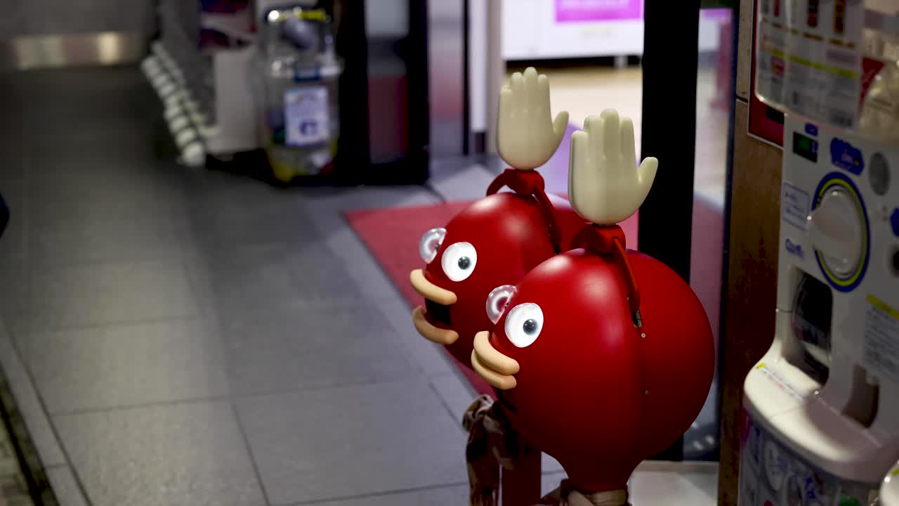 만화적인 인물이 통근객들과 상호 작용합니다.