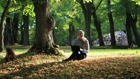 Junge-Frau-Mit-Laptop-Im-Park