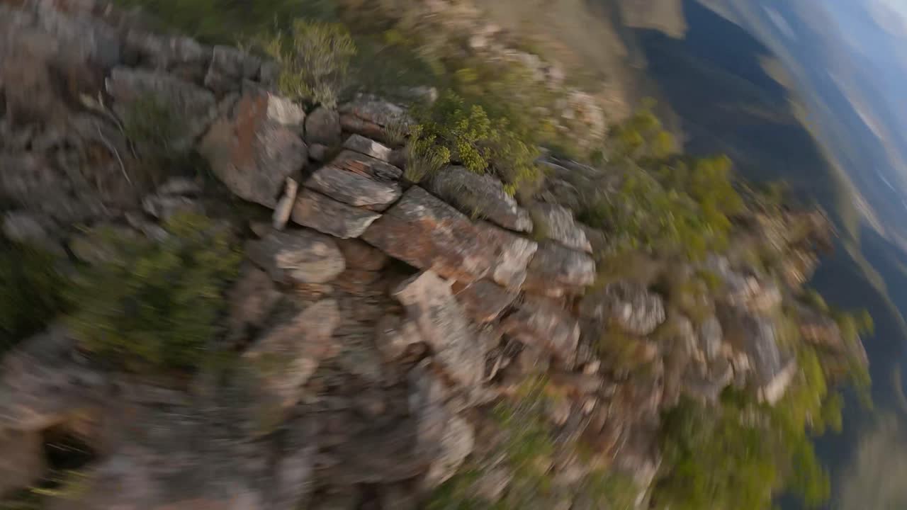 흰색 차량을 향해 바위산 위로 날아가는 드론 - fpv 마운틴 서핑