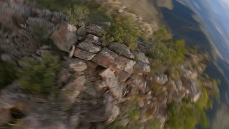 drone volando sobre la montaña rocosa hacia el vehículo blanco - fpv mountain surfing
