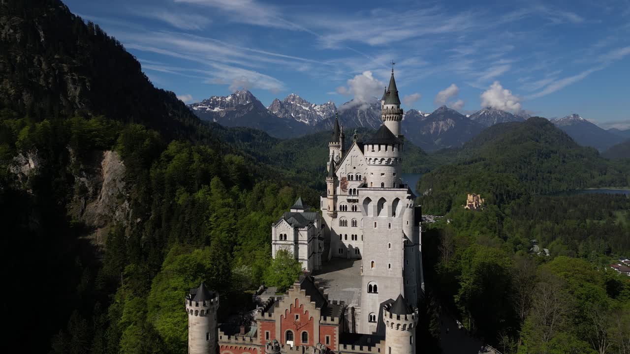 el castillo de neuschwanstein, baviera, alemania - vista aérea