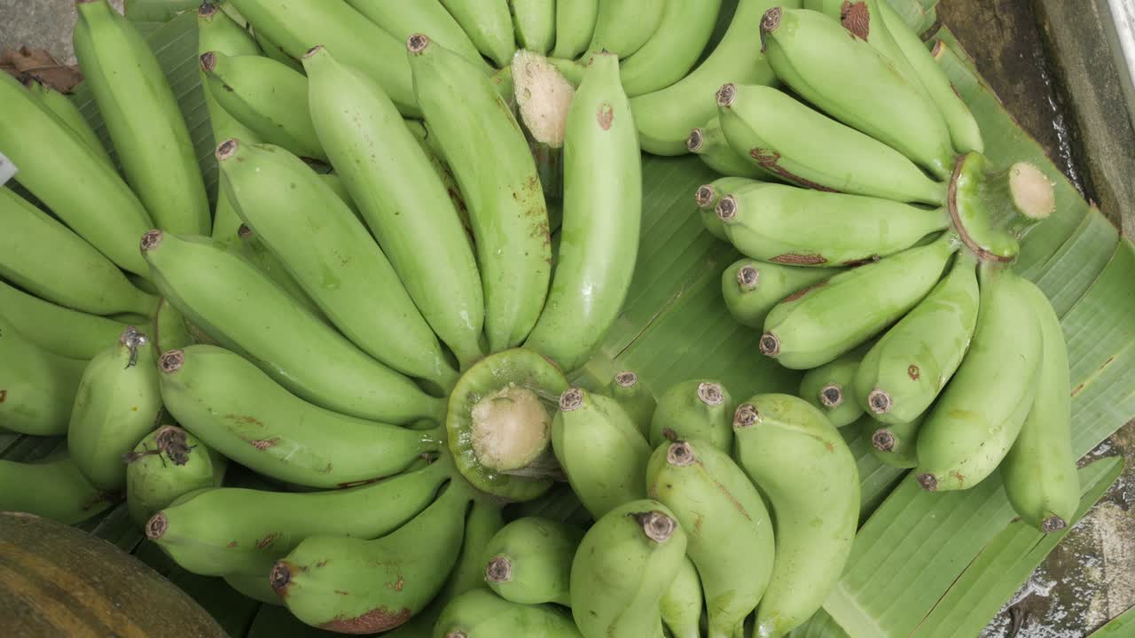 건강한 바나나의 신선한 녹색 다발의 보기