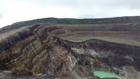 toma panorámica lateral con drone en el volcán más grande de el salvador.