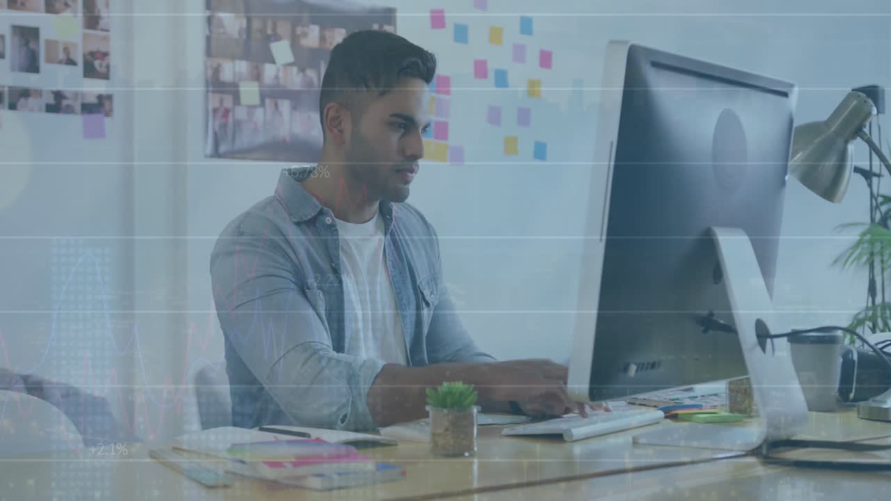 Animation af finansiel databehandling over biracial forretningsmand, der arbejder på kontor