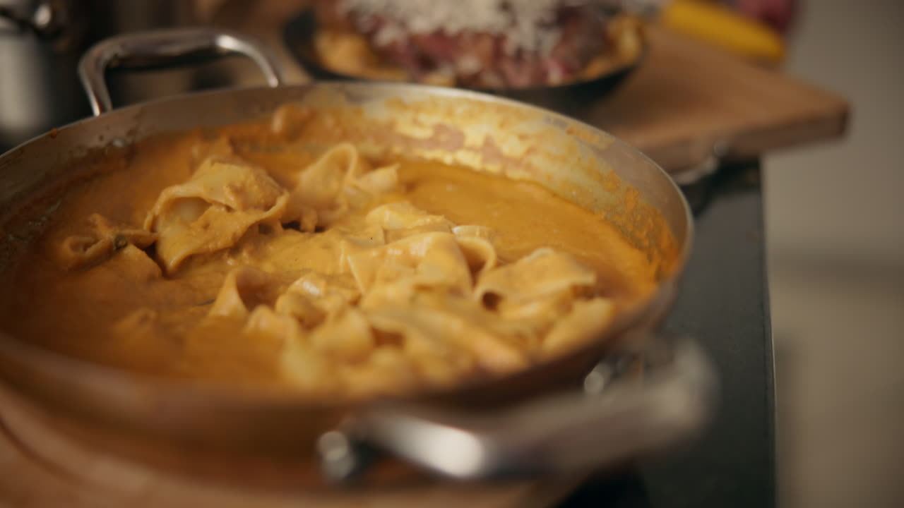 chef preparando pasta con bistec