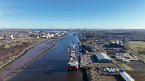 River-Tees-Heben-Schiffe-Am-Liegeplatz-Auf,-Offshore-Windunterstützung,-Leviathan-Und-Seajacks-Hydra-–-März-2023-–-Luftaufnahmen-Von-Drohnenprores-Ziehen-Sich-Zurück-–-Clip-3