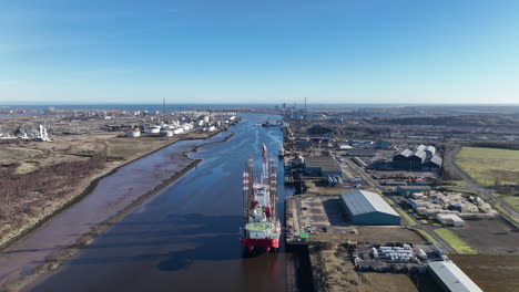 los tees del río elevan los buques atracados con soporte eólico marino, leviatán y seajacks hydra - marzo de 2023 - imágenes de prores de drones aéreos retroceden - clip 3