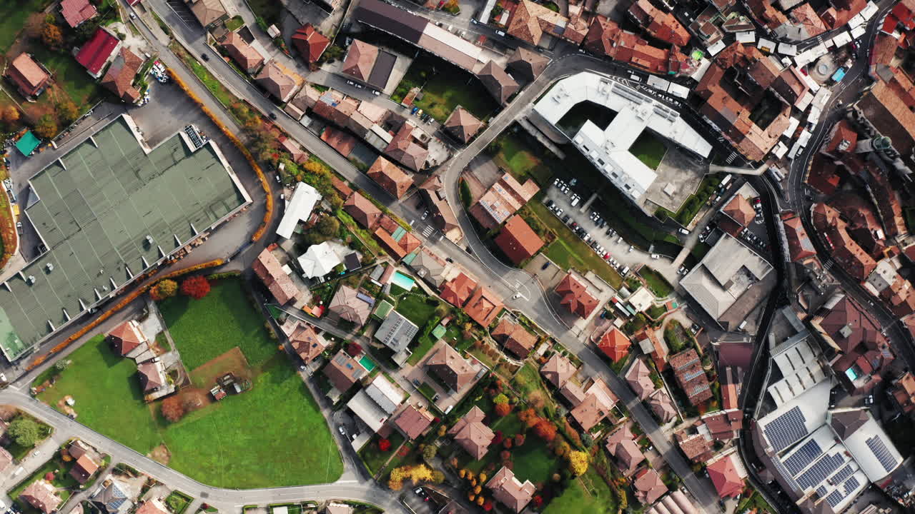 이탈리아 베르가모의 세리아나 계곡에 있는 간디노 마을의 드론 공중 하향식 전망