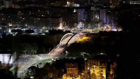 Zeitraffer-An-Der-Musikbrücke-In-Rom-Bei-Nacht:-Verkehrsspuren-In-Römischen-Straßen