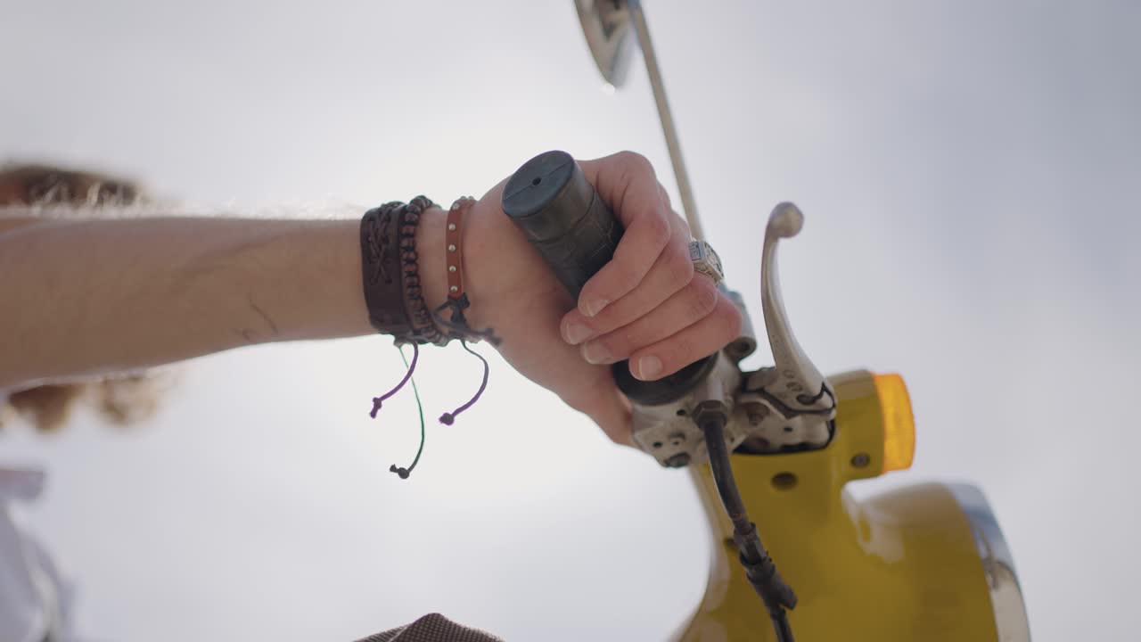 persona que conduce un scooter retro