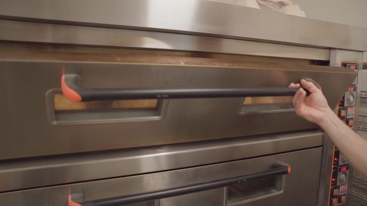 коммерческие двери пекарни открываются, чтобы показать свежий хлеб, в медленном движении