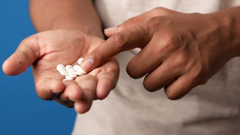 persona que tiene pastillas
