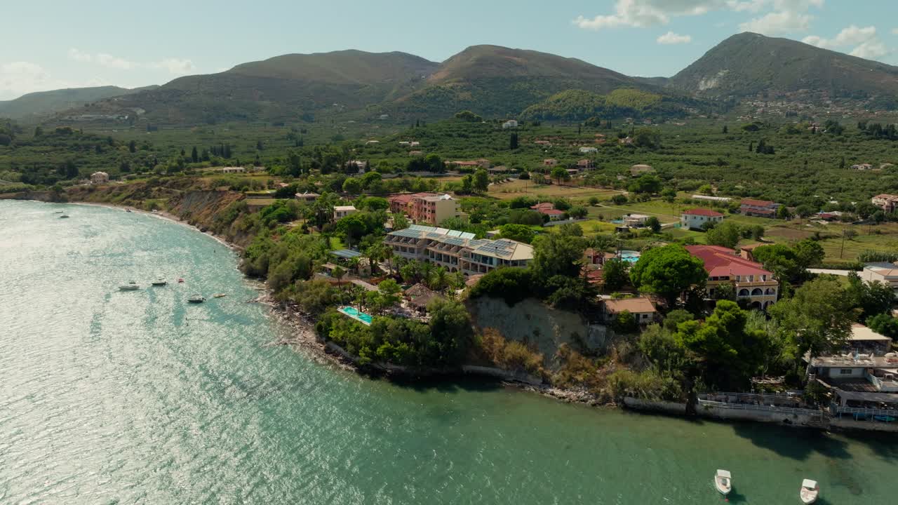 Una ripresa aerea cinematografica di un resort sull'isola di Cefalonia in Grecia