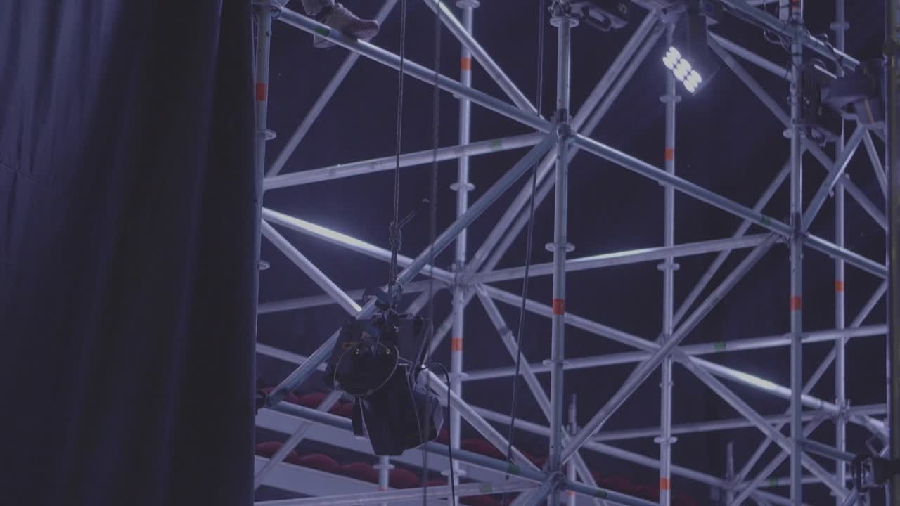 configuración del estudio con andamios e iluminación