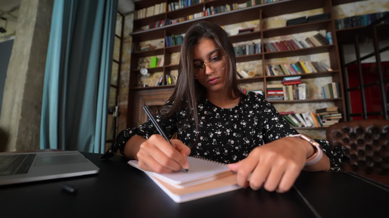 mujer estudiando en un café