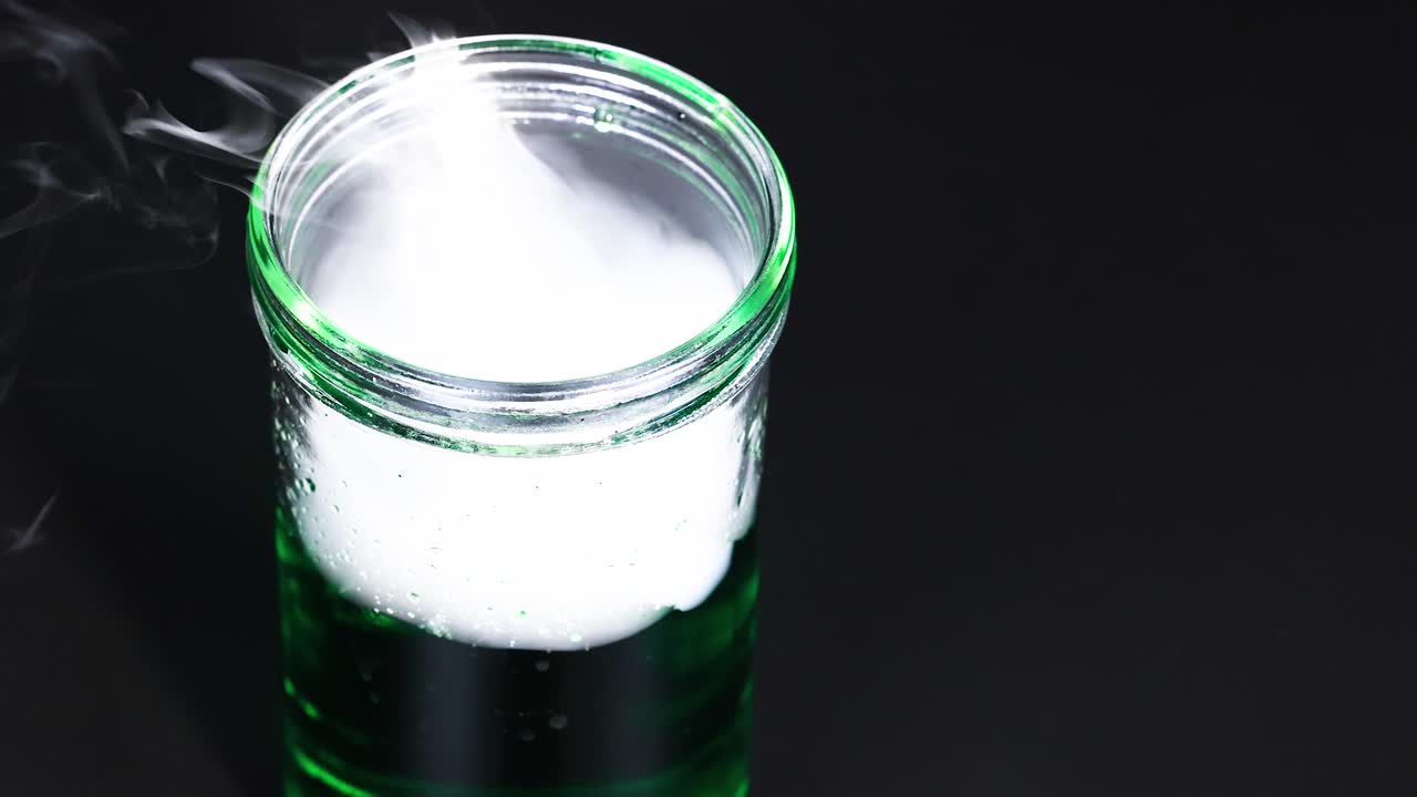 건조한 얼음으로 된 컵은 흐릿한 증기를 만들어 제어된 환경에서 화학 반응을 나타니다.