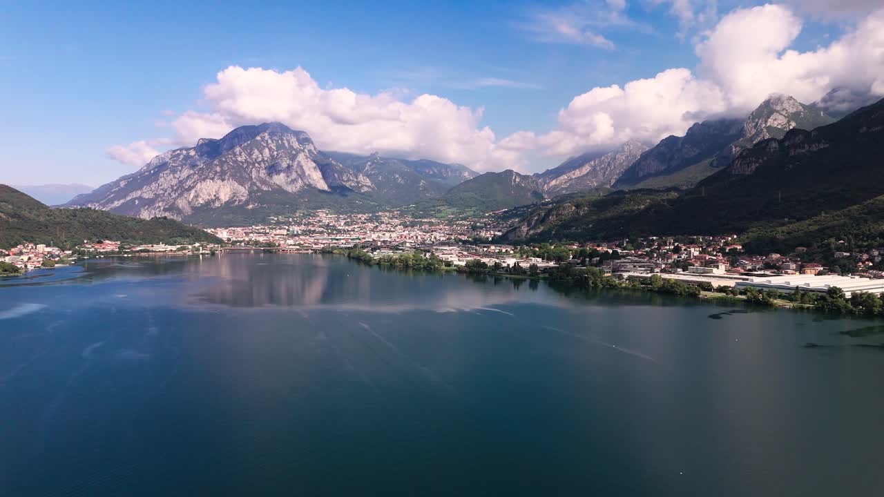 Vista aerea con drone delle montagne nuvolose e del Lago di Garlate, Italia