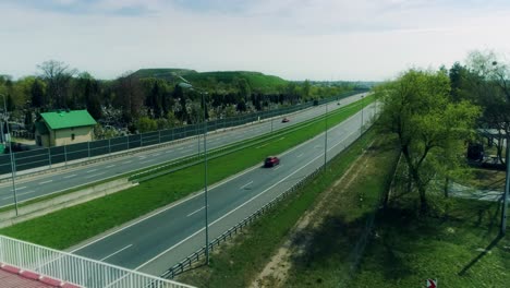 Vista-Aérea-De-Una-Autopista-De-Varios-Carriles-Con-Barrera-Contra-El-Ruido