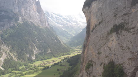 revelación aérea de un hermoso valle junto a una alta montaña