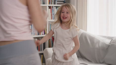 Familia-Feliz-Bailando-Adolescente-Divirtiéndose-Bailando-Con-Su-Hermana-Pequeña-En-Casa-Celebrando-Juntos-Un-Emocionante-Fin-De-Semana-4k