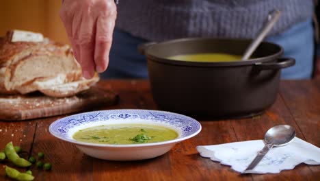 Suppe-Mit-Beilage-Gewürze-Hinzufügen