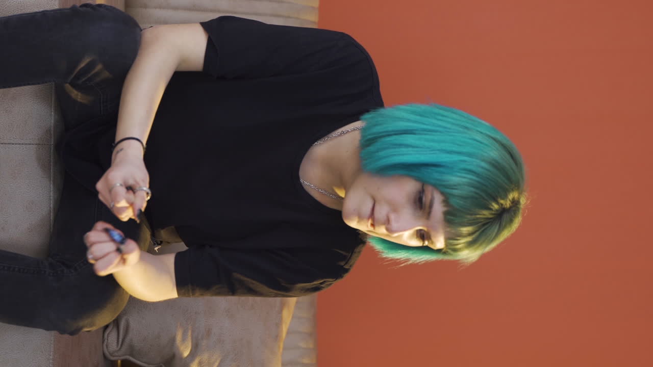 vídeo vertical de una joven que se golpea a sí misma con un colapso nervioso.