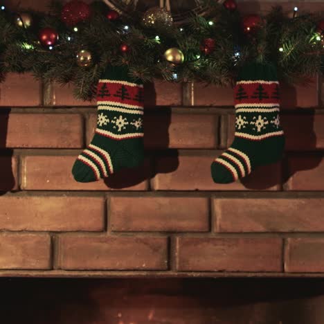 Weihnachtsgeschenksocken-Hängen-über-Dem-Kamin,-Wo-Das-Feuer-Brennt-2