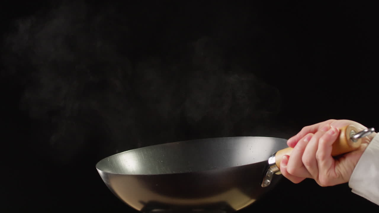 Chef che cucina nel wok con verdure