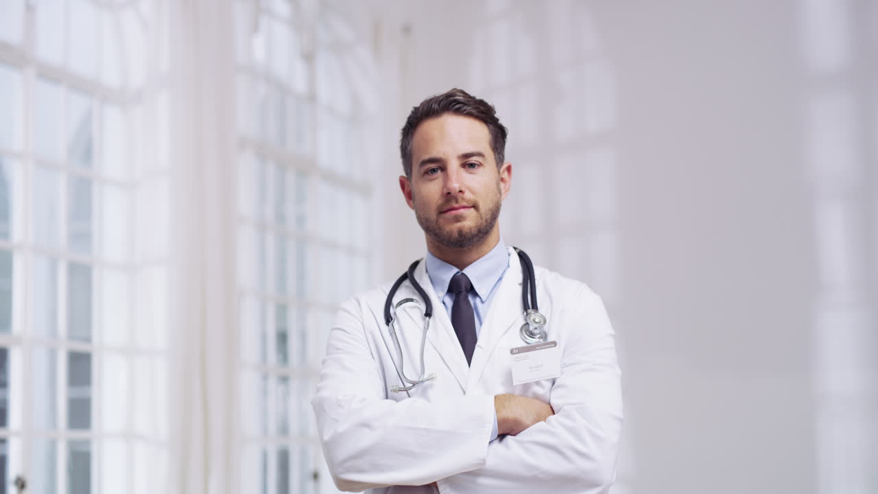 ein junger männlicher arzt steht in einem krankenhaus