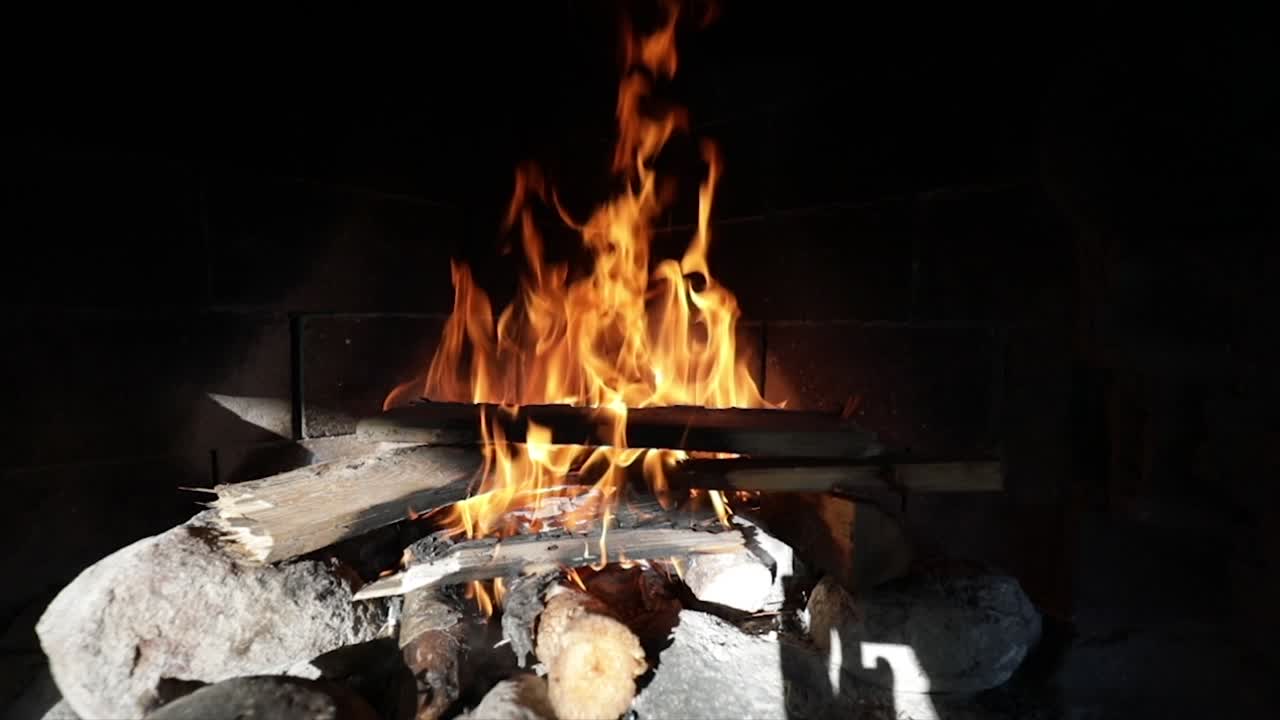 슬로우 모션으로 검은 바탕에 불꽃