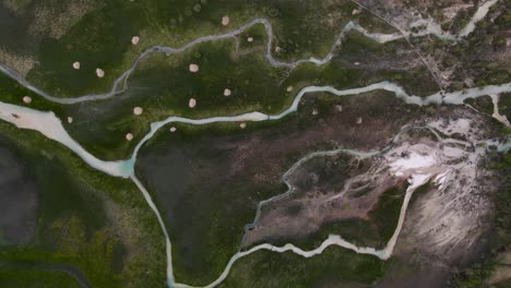 Das-Sumpfland-Des-Tolblachar-Sees-Gleitet-Vorbei,-Während-Die-Aufnahme-Langsam-Von-Grün-Zu-Blau-Wechselt