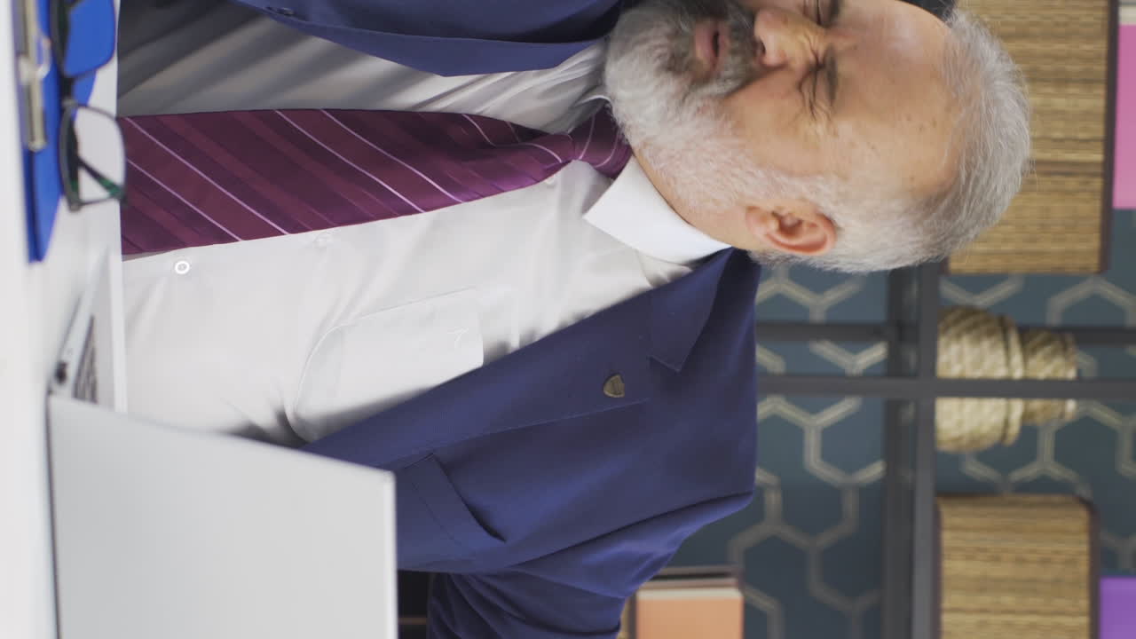 ⁇ 을 흘리는  ⁇ 은 사업가의 수직 비디오 불행하고 슬픈.