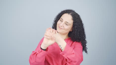 Mujer-Joven-Mirando-La-Cámara-Haciendo-Señal-De-Confianza.