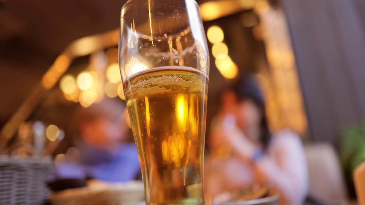 술집에서 가 ⁇ 운 맥주 한 잔.