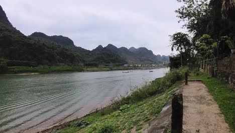 tranquilo y tranquilo paseo en barco por el río que limita con ambas montañas